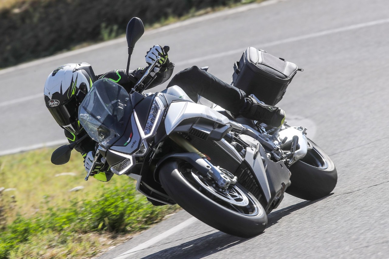 Aprilia Tuono V4 VS KTM 1290 Super Duke GT: la SFIDA delle hypernaked!